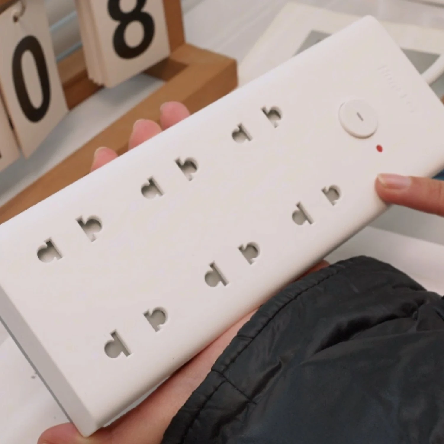 o-cam-dien-huntkey-chong-giat-chong-chay-6-o-1-cong-tac-cong-suat-2500w (5)-1768533341.webp